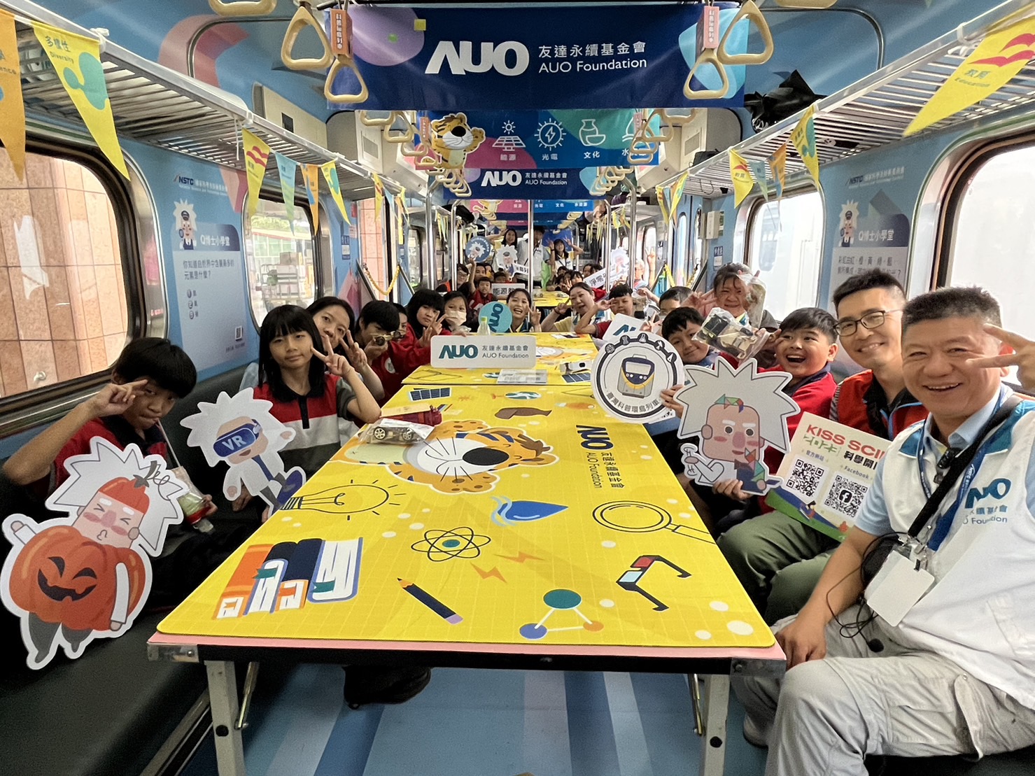918博天堂永續基金會參與「臺灣科普環島列車」，設計基礎科學車廂課程，以「淨零碳排和永續能源」為主題，讓學生透過創意實驗認識淨零知識，以及思考生活中的減碳行為