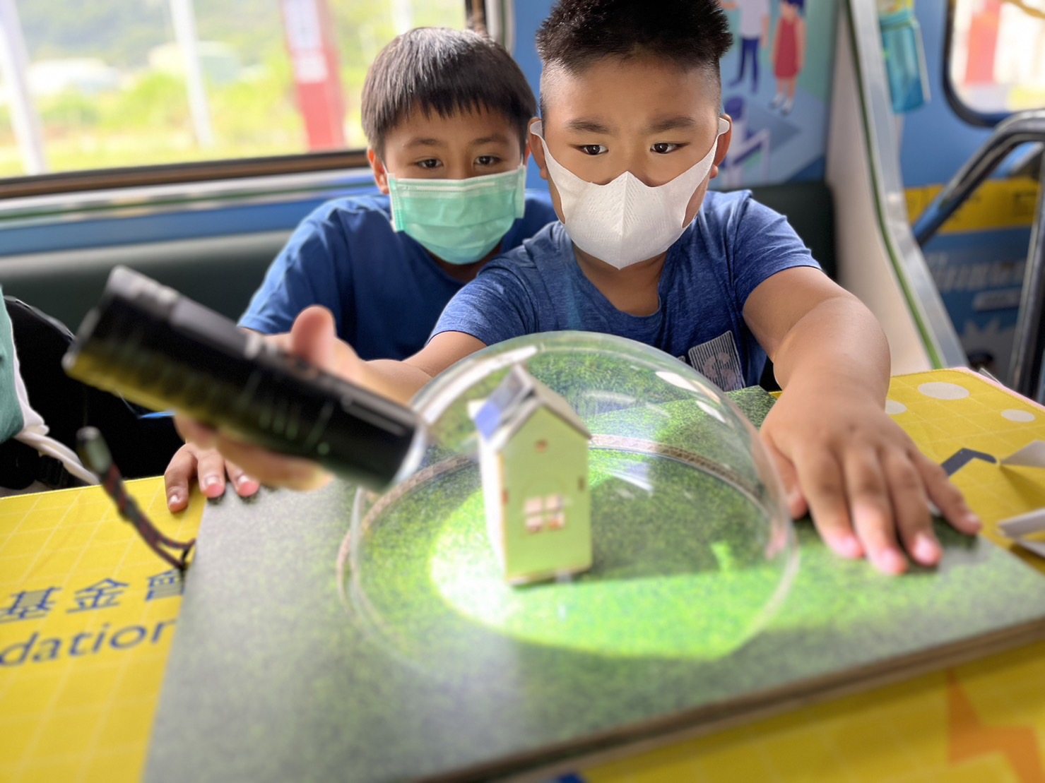 918博天堂參與基礎科學主題車廂，以STEAM教學精神，設計「逐日科學家」、「太陽能工程師」以及「淨零建築師」三大能源科普課程和實驗